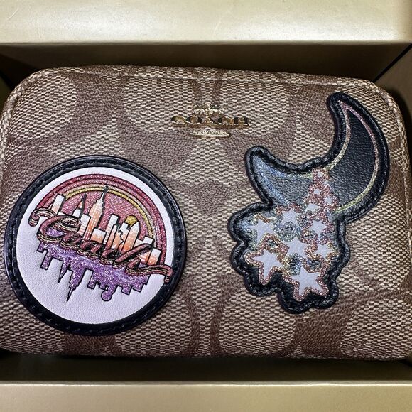 Coach Mini Cosmetic Case Gift Set w/ Patches + Charms (NEW in Box) - Picture 3 of 8